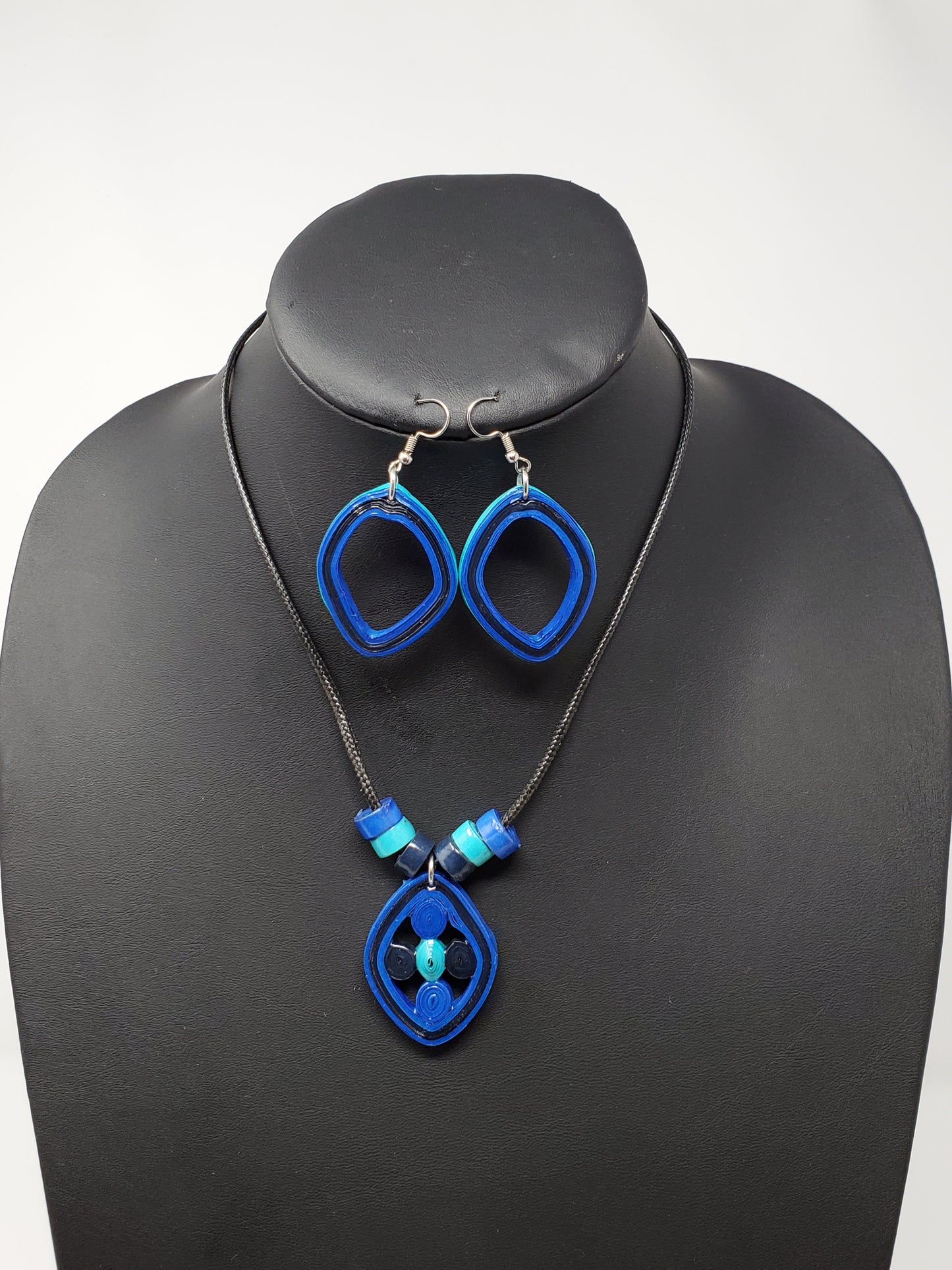 Tayana Paper Necklace Set